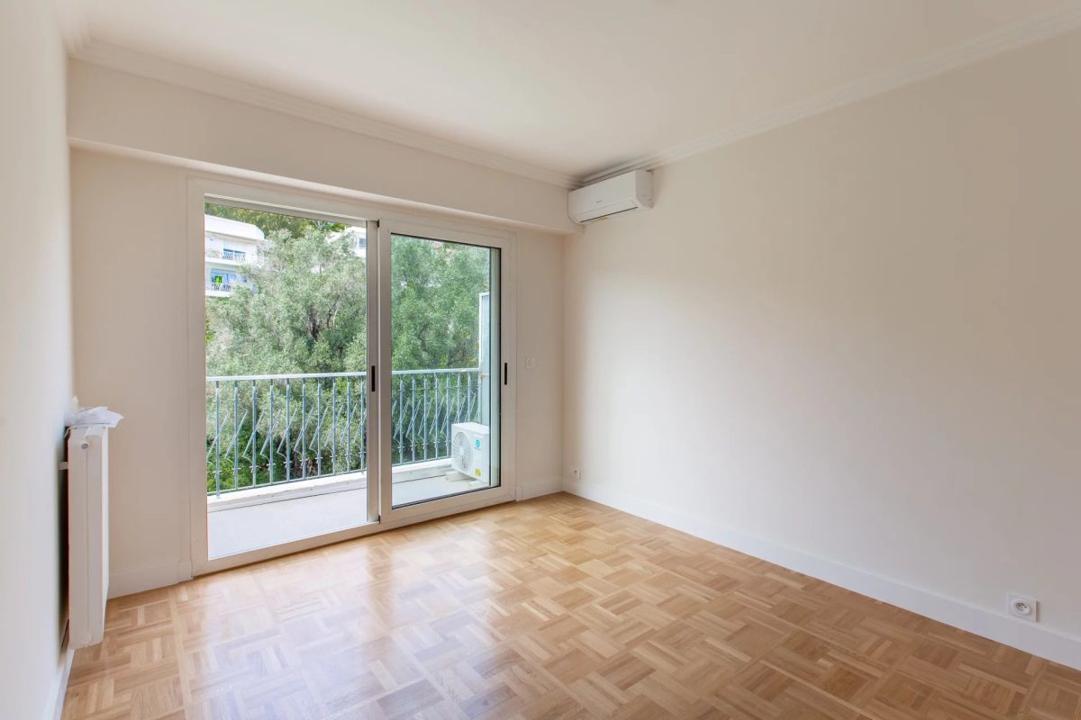 4 PIECES- NICE OUEST--RENOVÉ-TERRASSE-DERNIER ÉTAGE