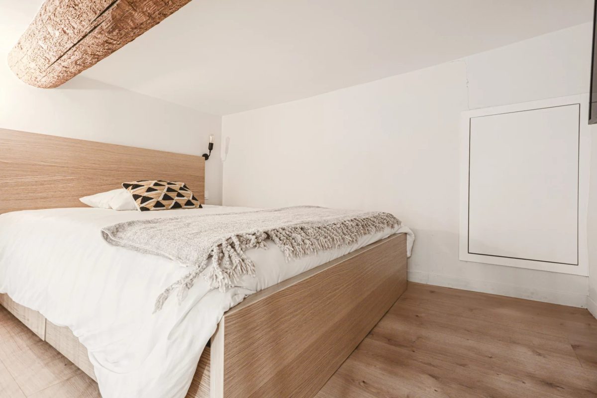 2 PIECES VIEUX NICE RUE DROITE