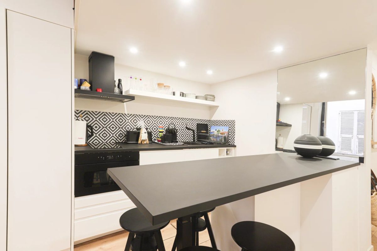 2 PIECES VIEUX NICE RUE DROITE