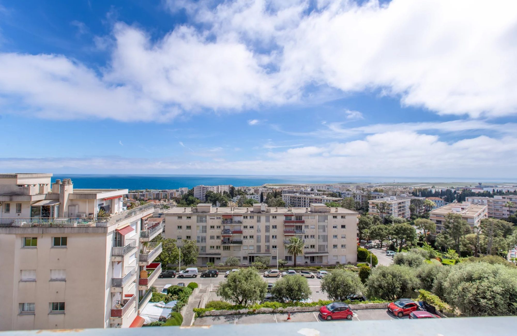 4 PIECES- NICE OUEST--RENOVÉ-TERRASSE-DERNIER ÉTAGE